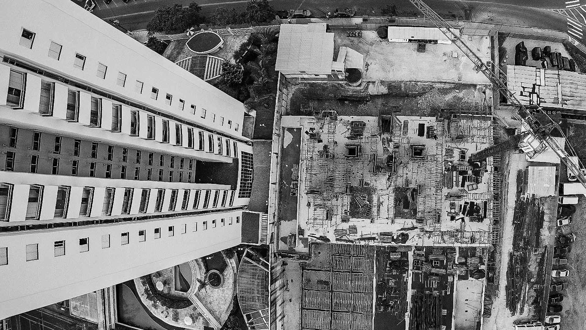 photo aérienne de chantier en Noir et blanc grue immeuble