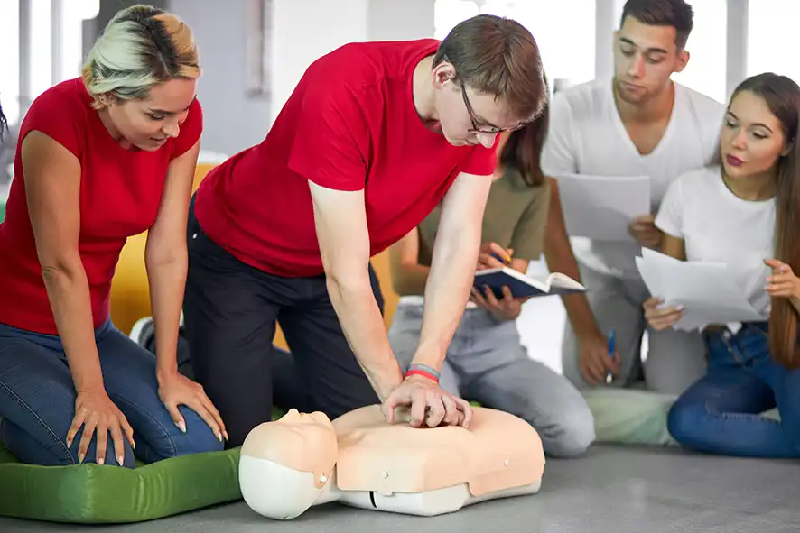 Formation Sauveteur Secouriste du Travail (SST) : stagiaires en train de pratiquer les gestes de RCP sur un mannequin de secourisme.