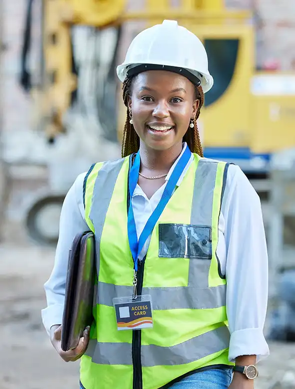 Femme Conducteur de travaux VRD sur un chantier, en tenue de sécurité avec badge – métier de conduite de travaux