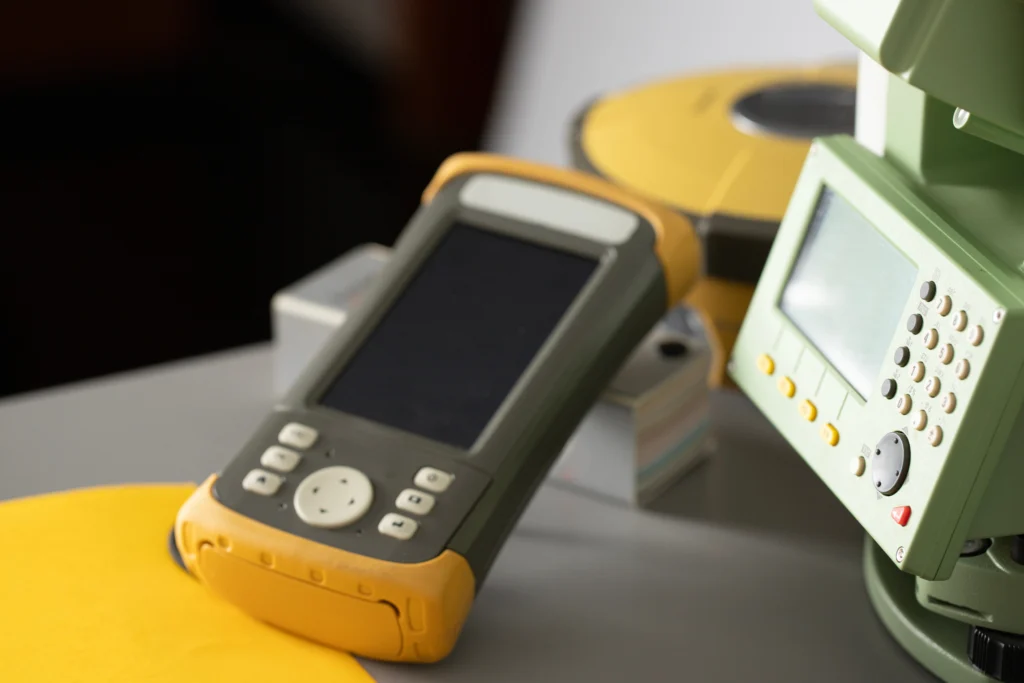 Équipement de géomatique : récepteur GPS de terrain et station totale utilisés pour la collecte de données topographiques et relevés SIG