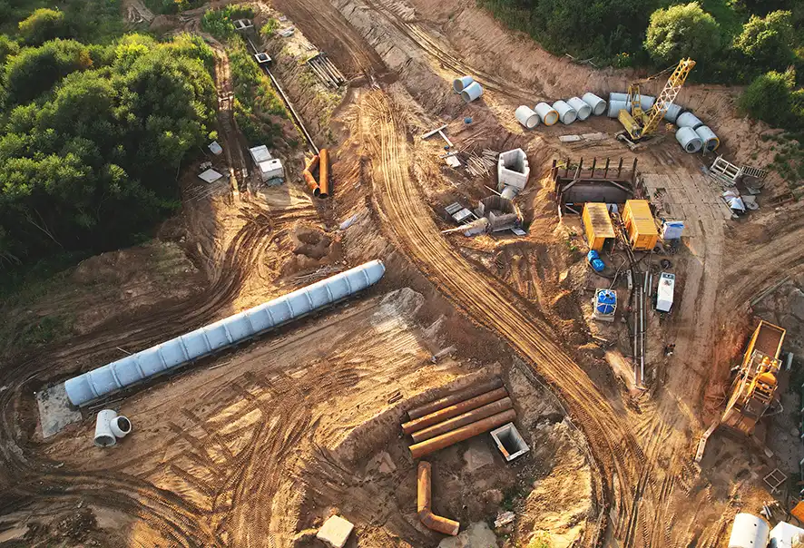 Chantier VRD en cours d’exécution – pose de réseaux, terrassements et infrastructures vues du ciel